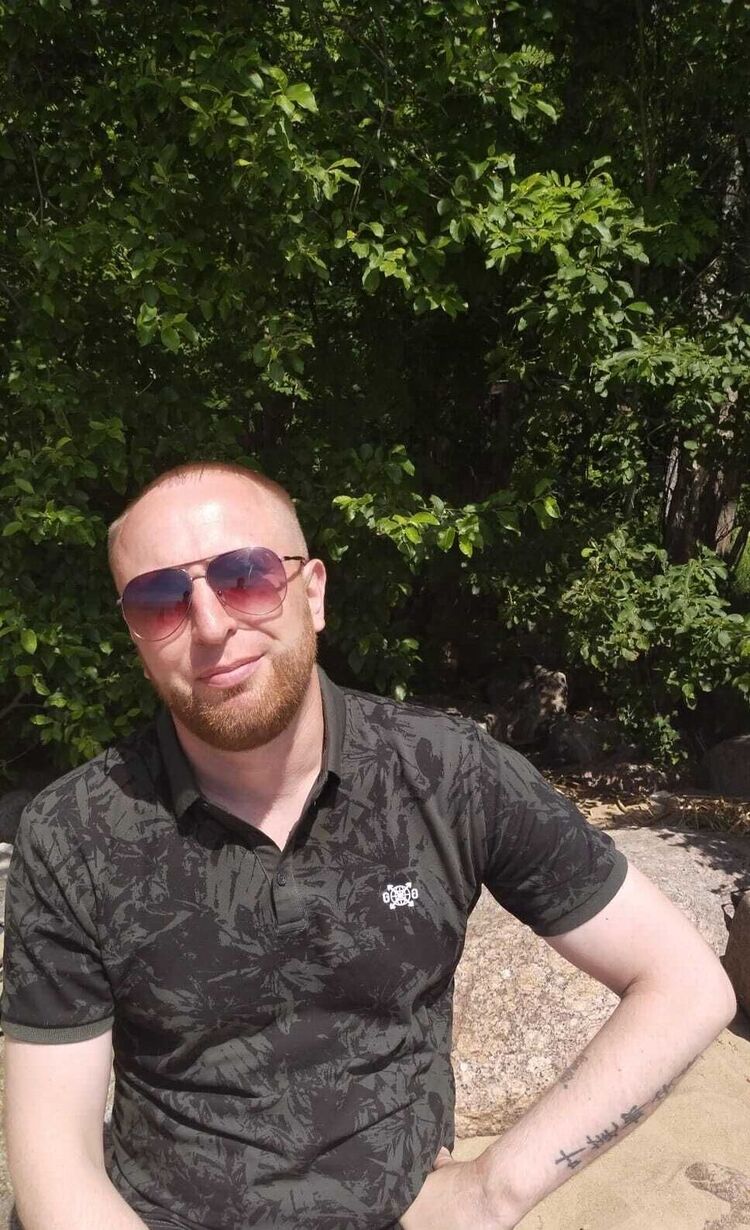  30462831  Anton, 37 ,    -