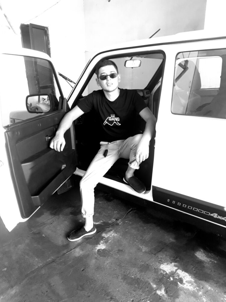  ,   Aleks, 33 ,     