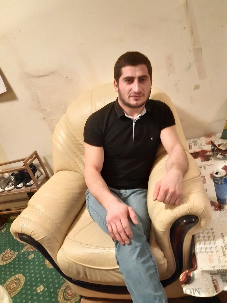  19366751  Narek, 31 ,    