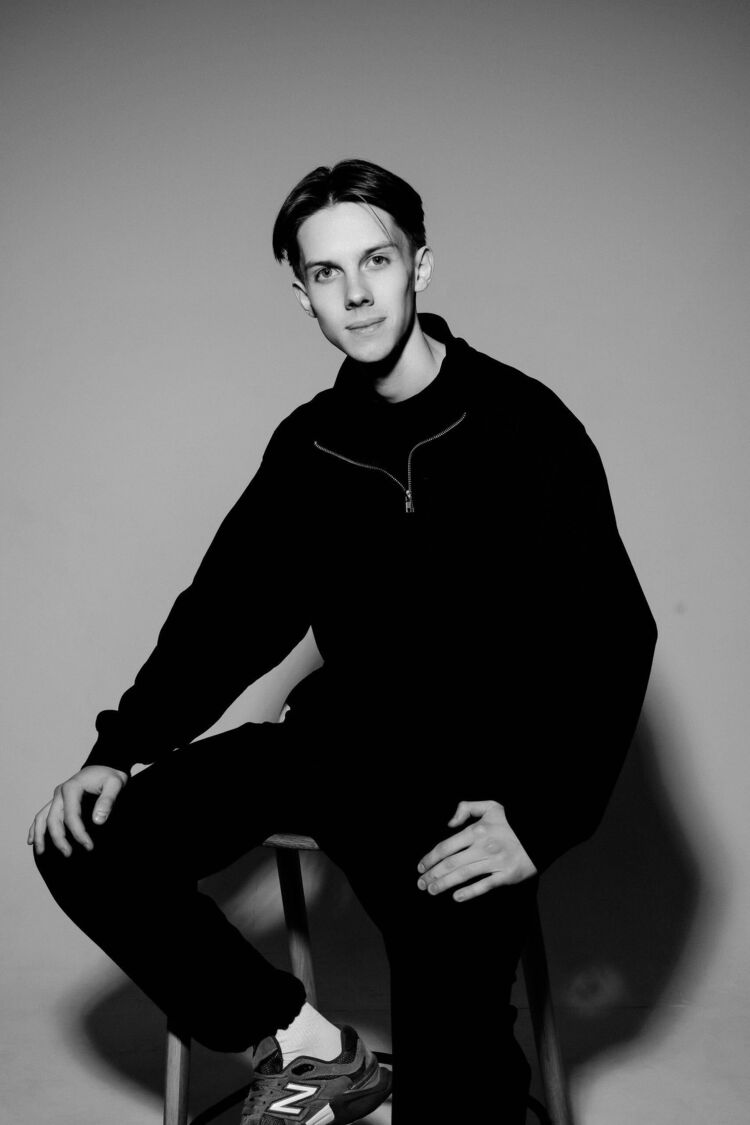  52079821  , 18 ,    -