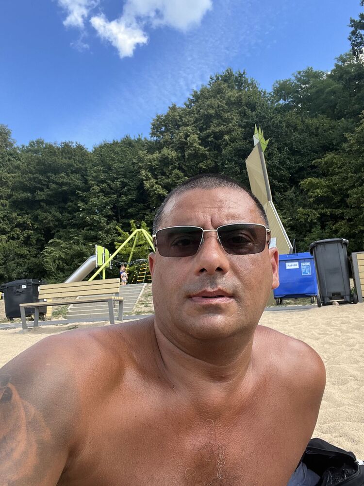  ,   Hovik, 54 ,   ,   