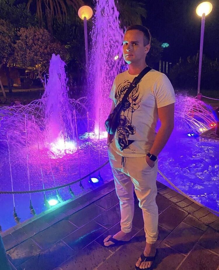  37704451  Artem, 32 ,    