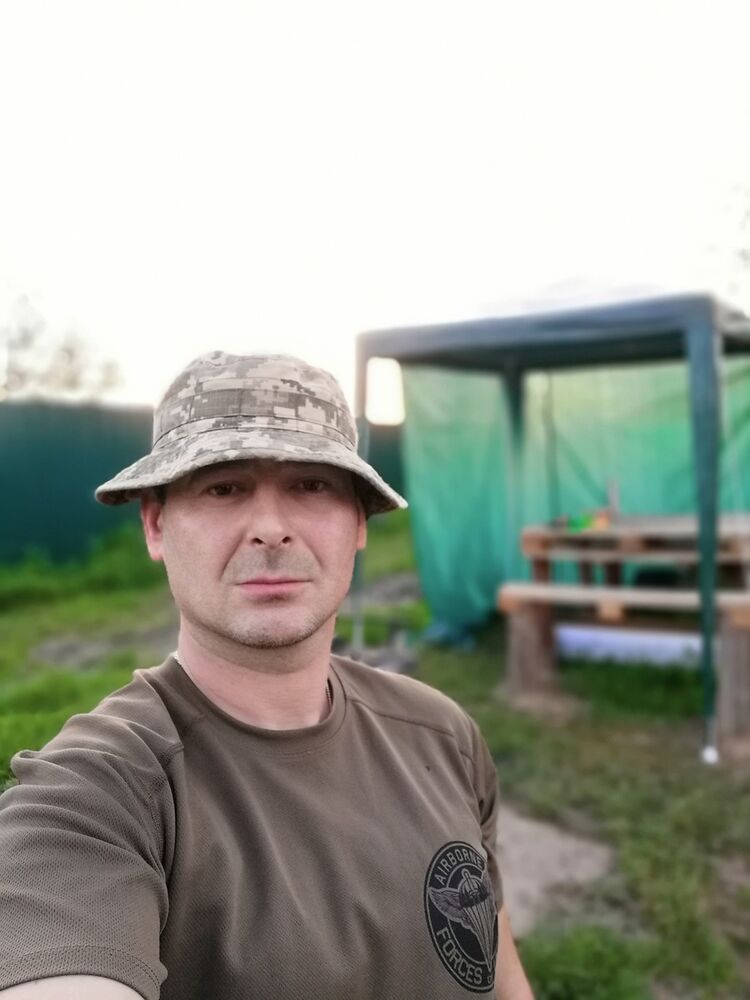  16959761  Viktor, 46 ,    