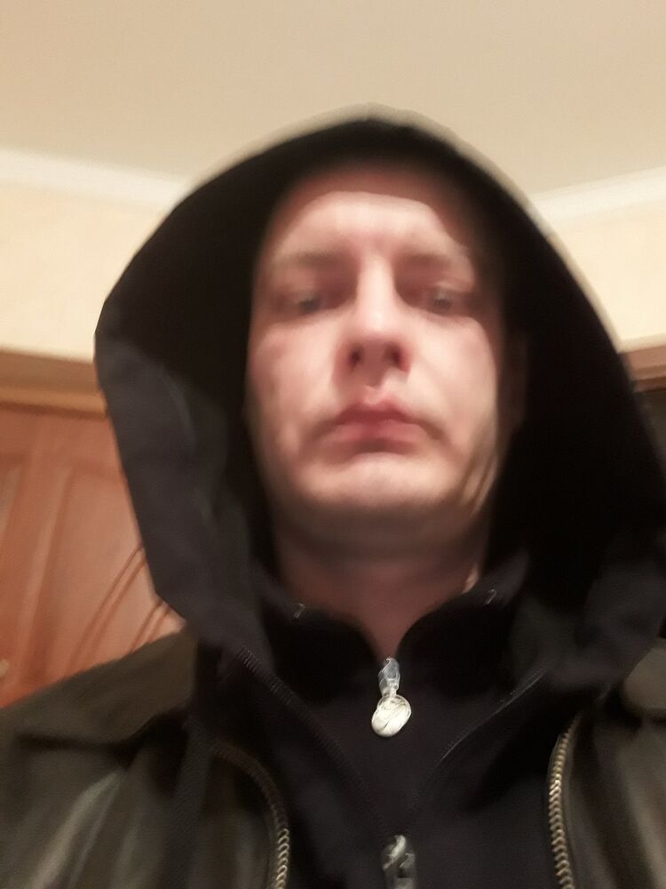  18718471  Stanislav, 44 ,    