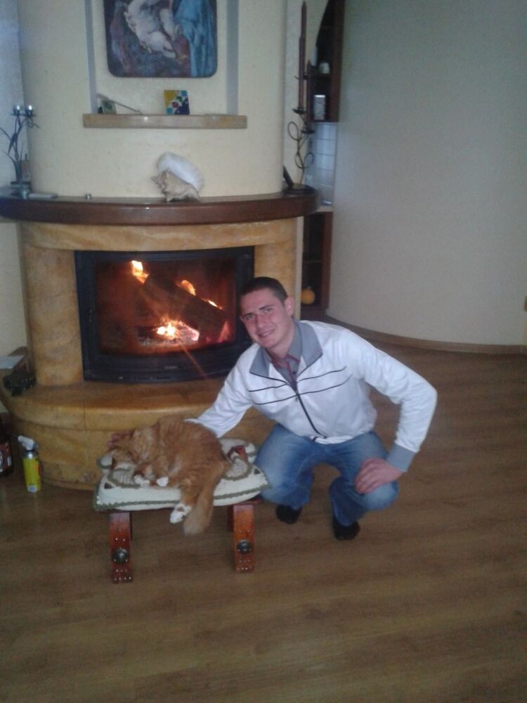  8986631  Pavel, 29 ,    