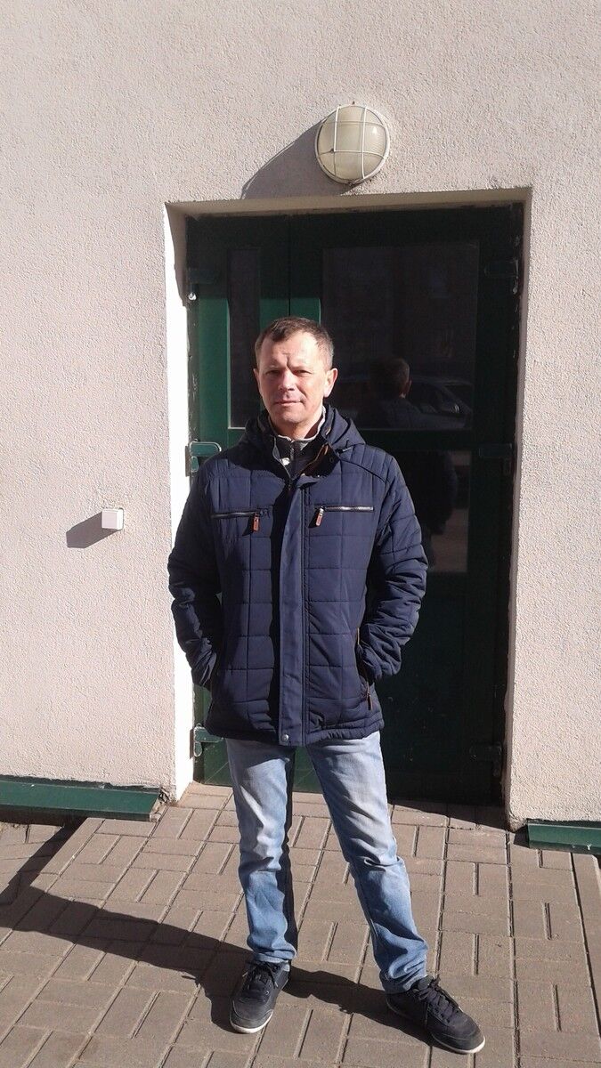  ,   Makcim, 51 ,  