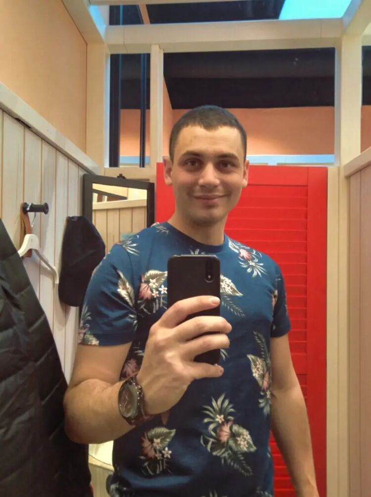  52387181  Alexander, 31 ,    