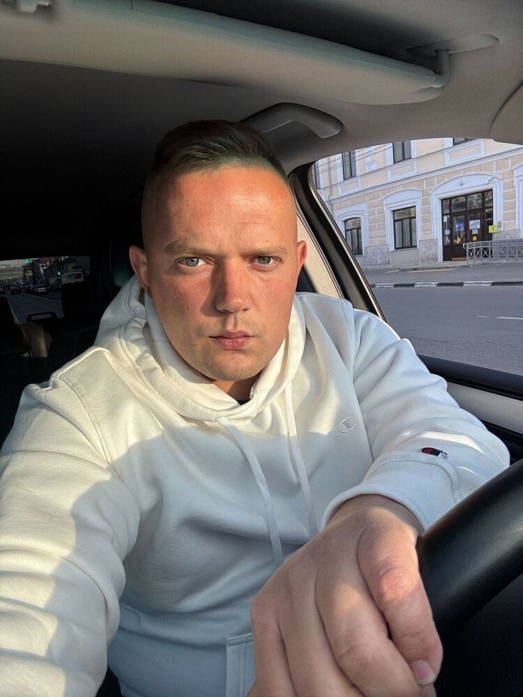  52388111  Denis, 32 ,    