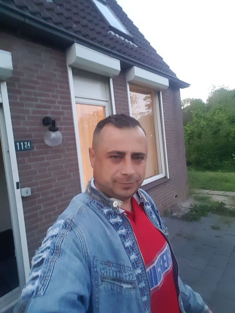  28211671  Artiom, 38 ,    