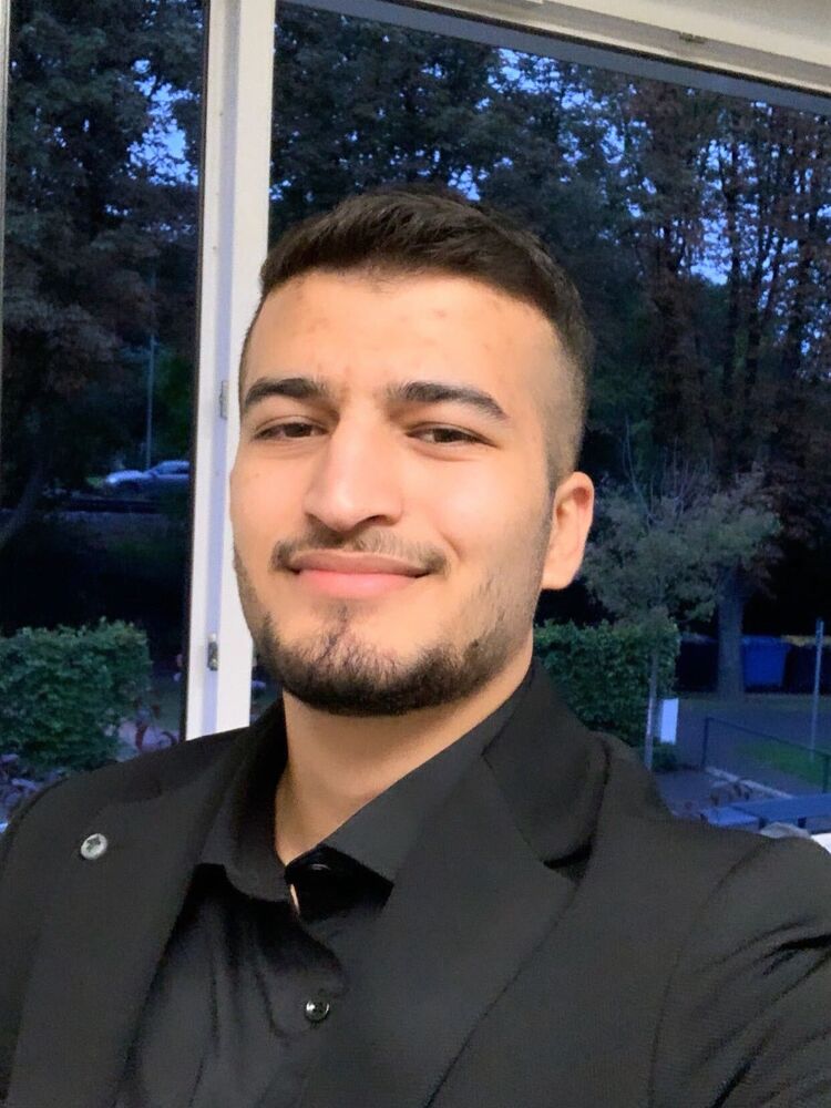  43739661  Huseyin, 22 ,    Essen