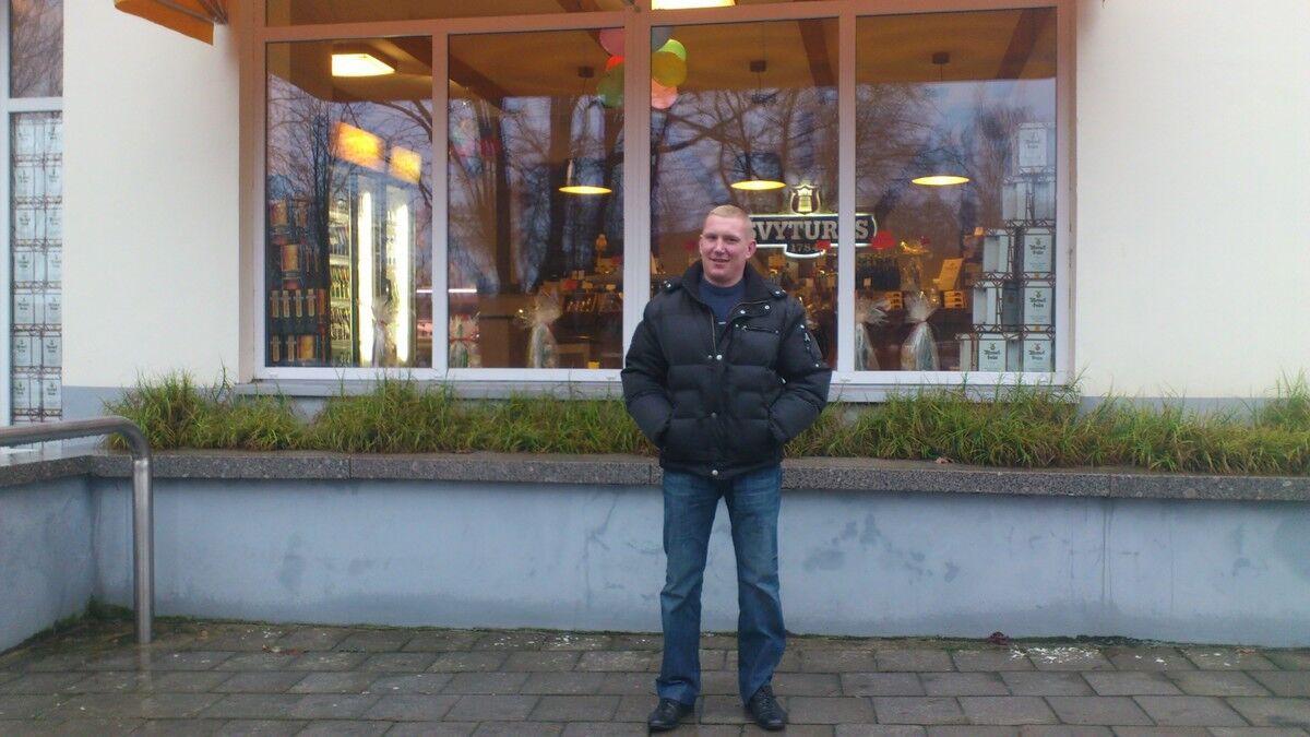  ,   Dima, 52 ,  