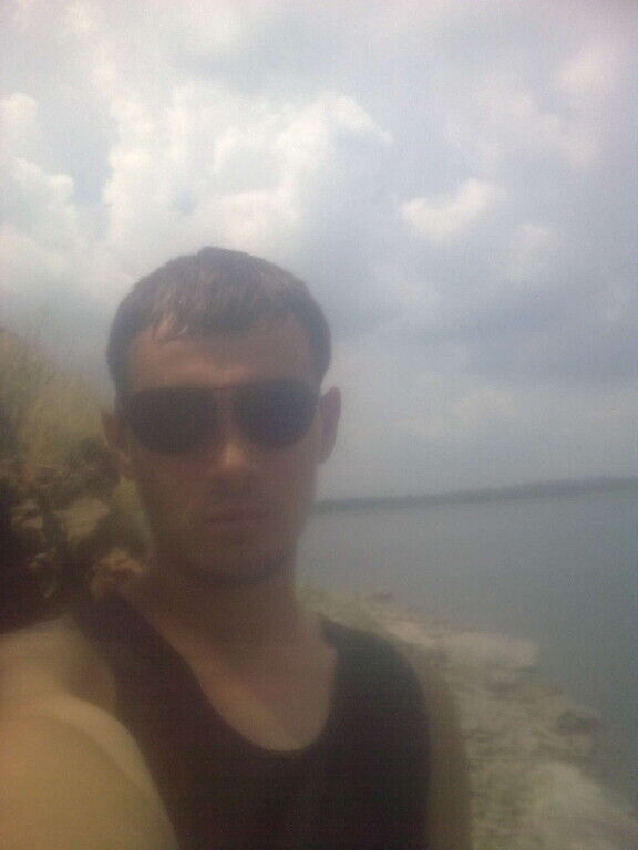  32759161  Viktor, 23 ,    