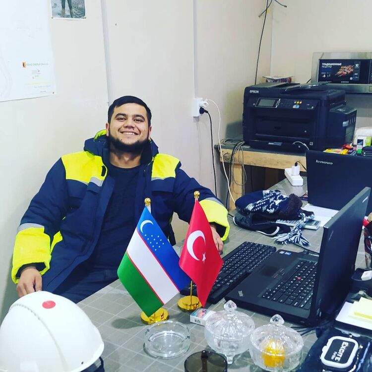  29043631  Oshiqbek, 32 ,    