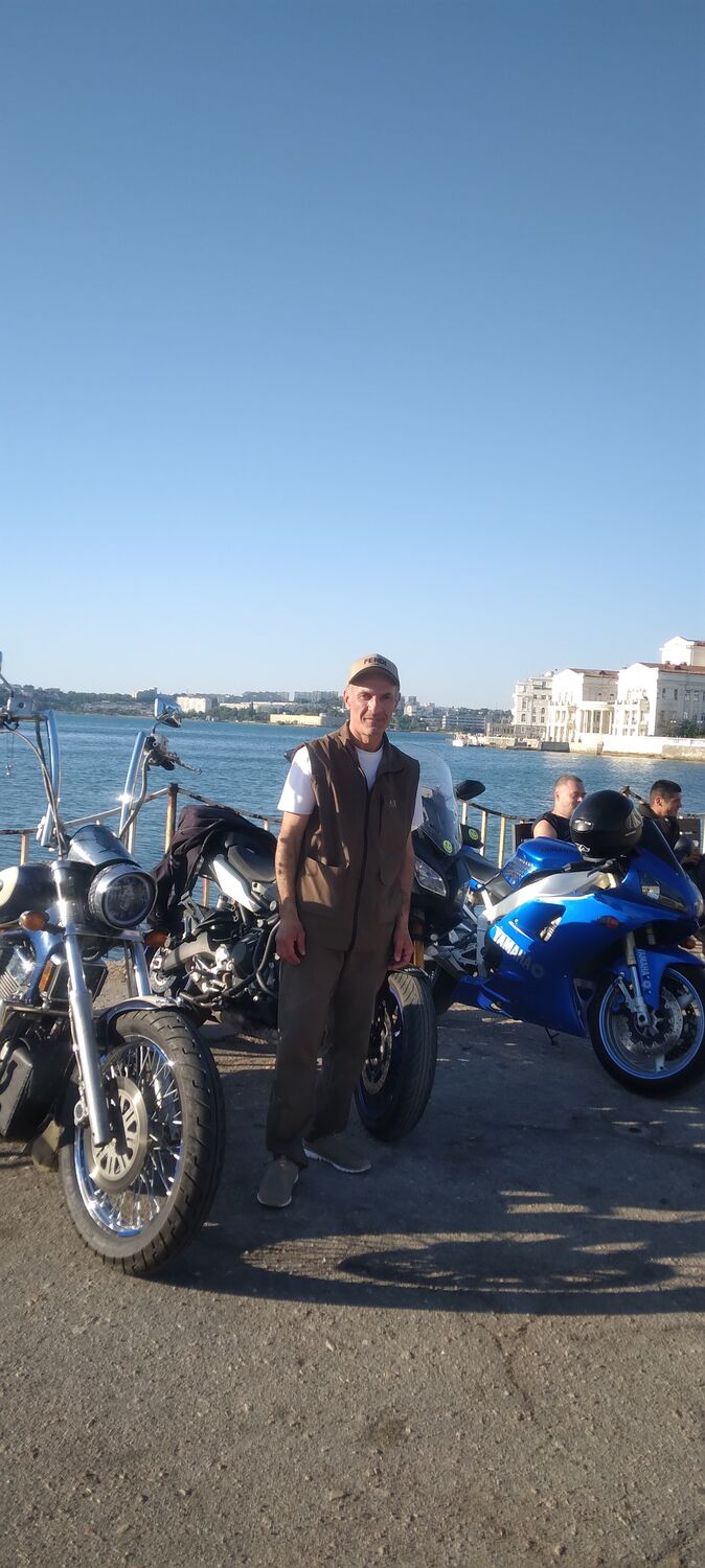  52449471  Artur, 47 ,    