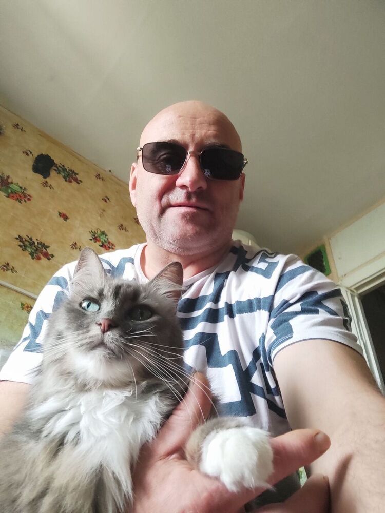  52640611  Mircea, 48 ,    