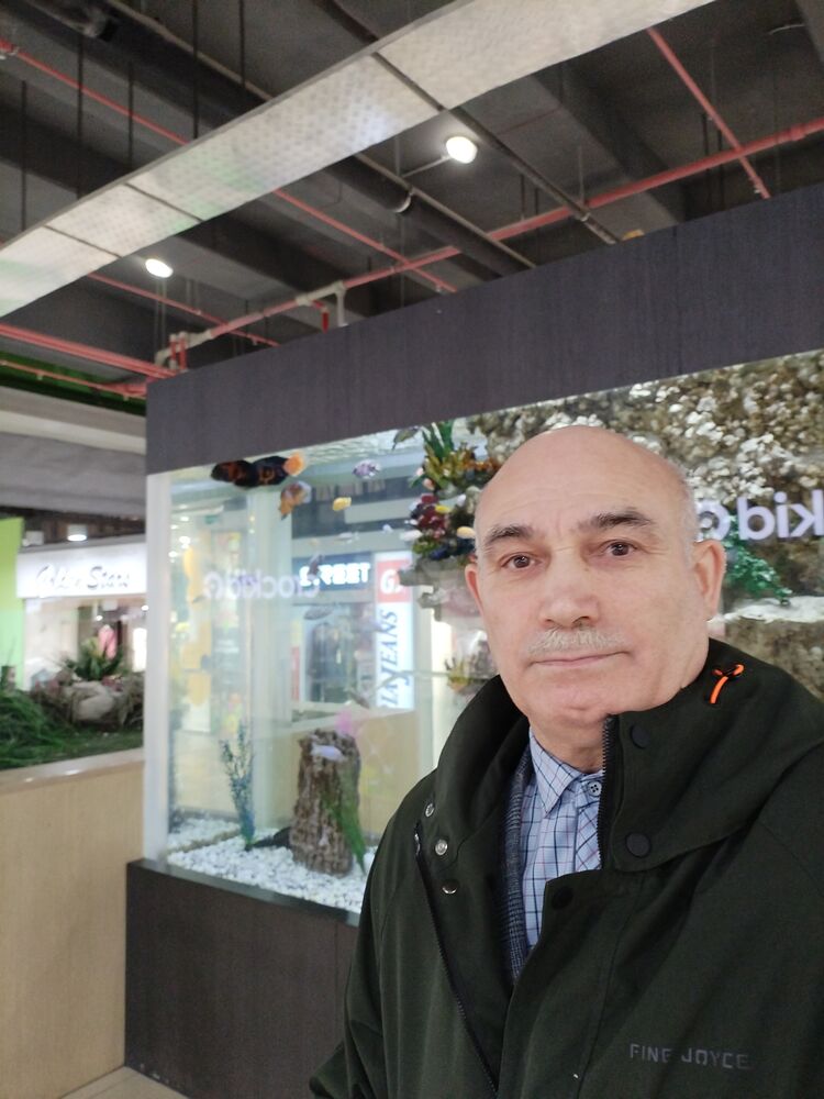  48573201  Stepanov, 68 ,    