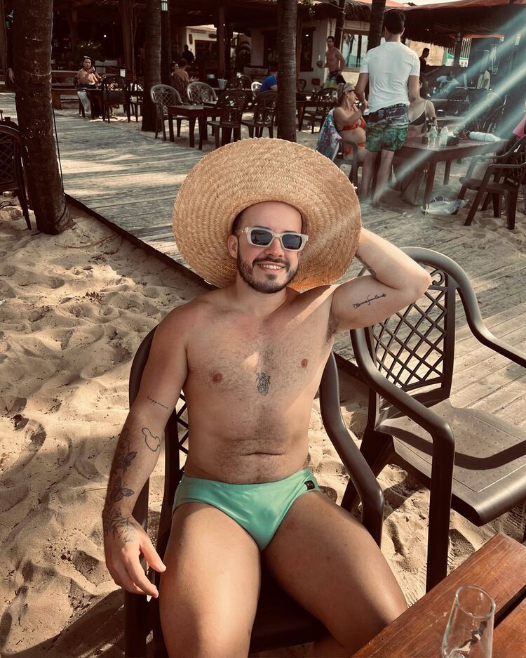  ,   Denis, 33 ,     , c 
