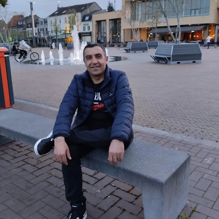  48394891  BURAK, 47 ,    Wurselen
