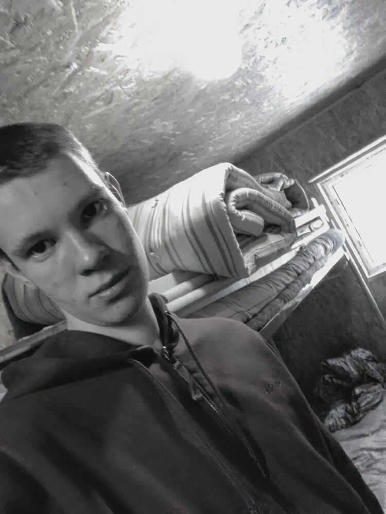  25229801  Denis, 24 ,     