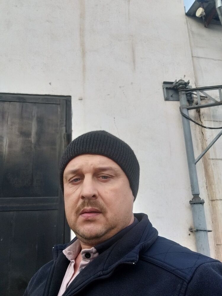  18327561  Nikolai, 47 ,    