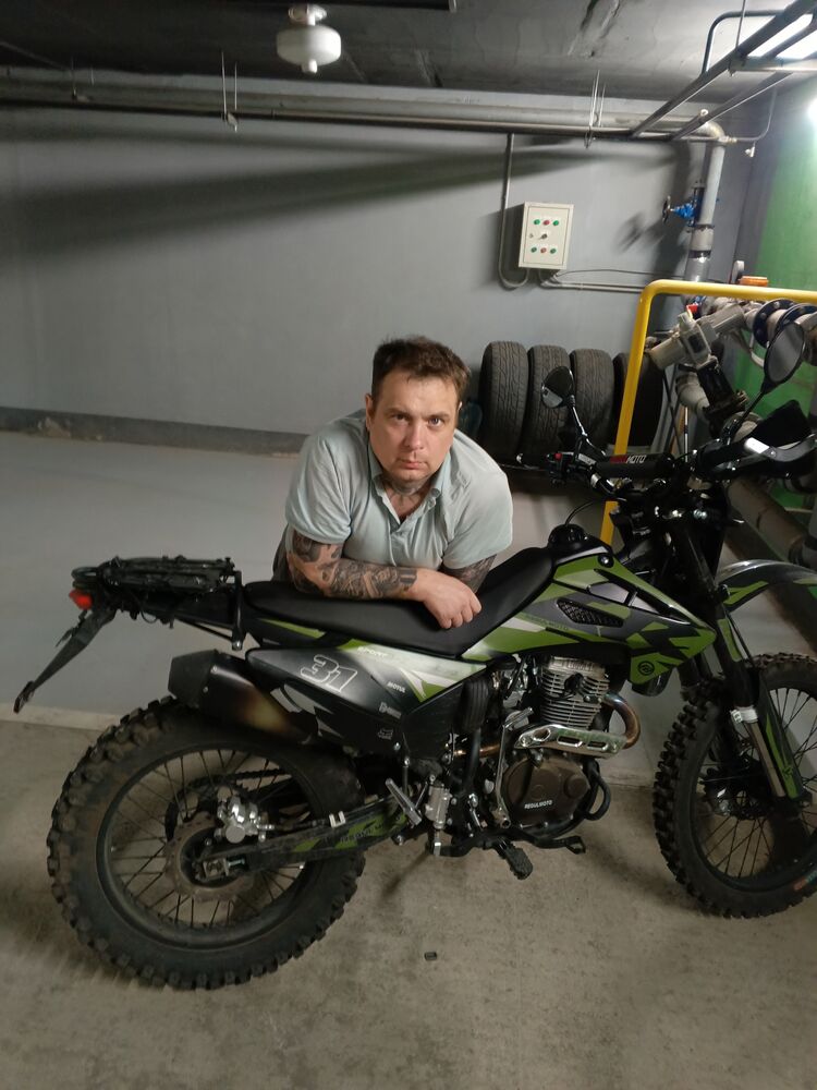  52550251  Mikhail, 43 ,    