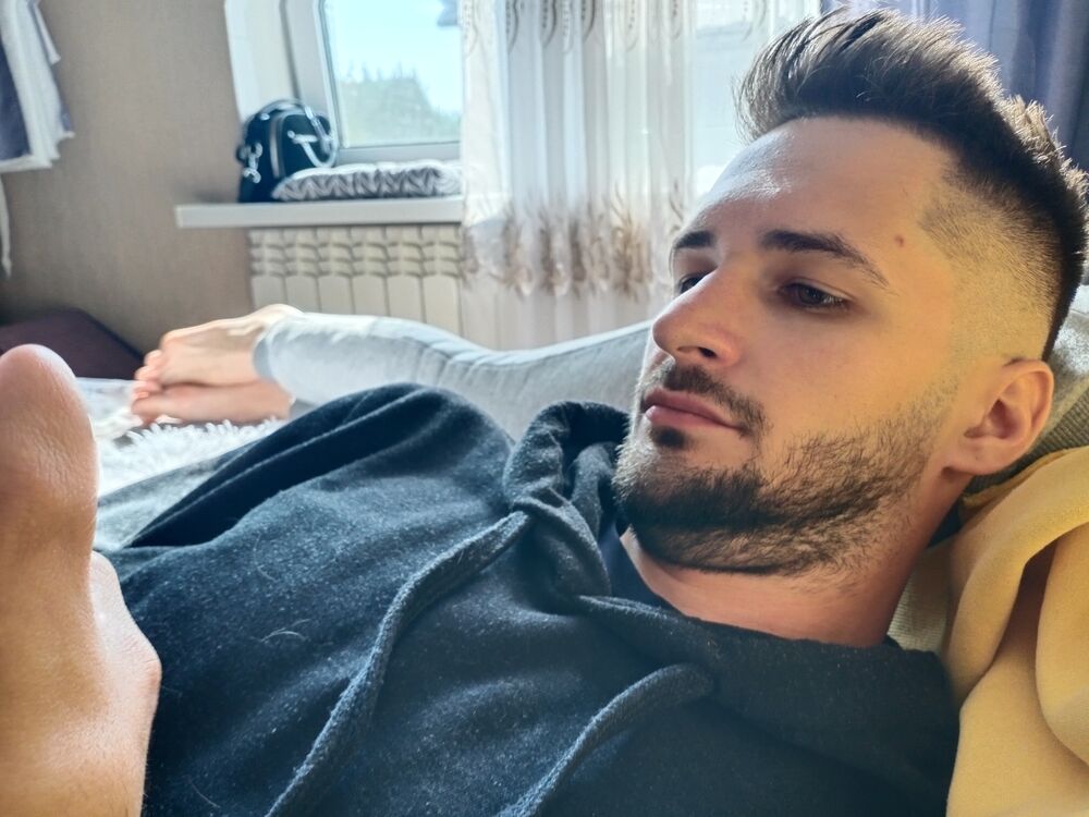  40564691  Roman, 31 ,    