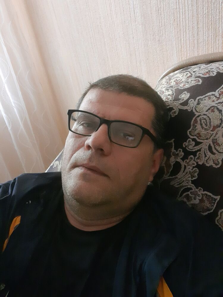  39393401  Andrei, 52 ,    