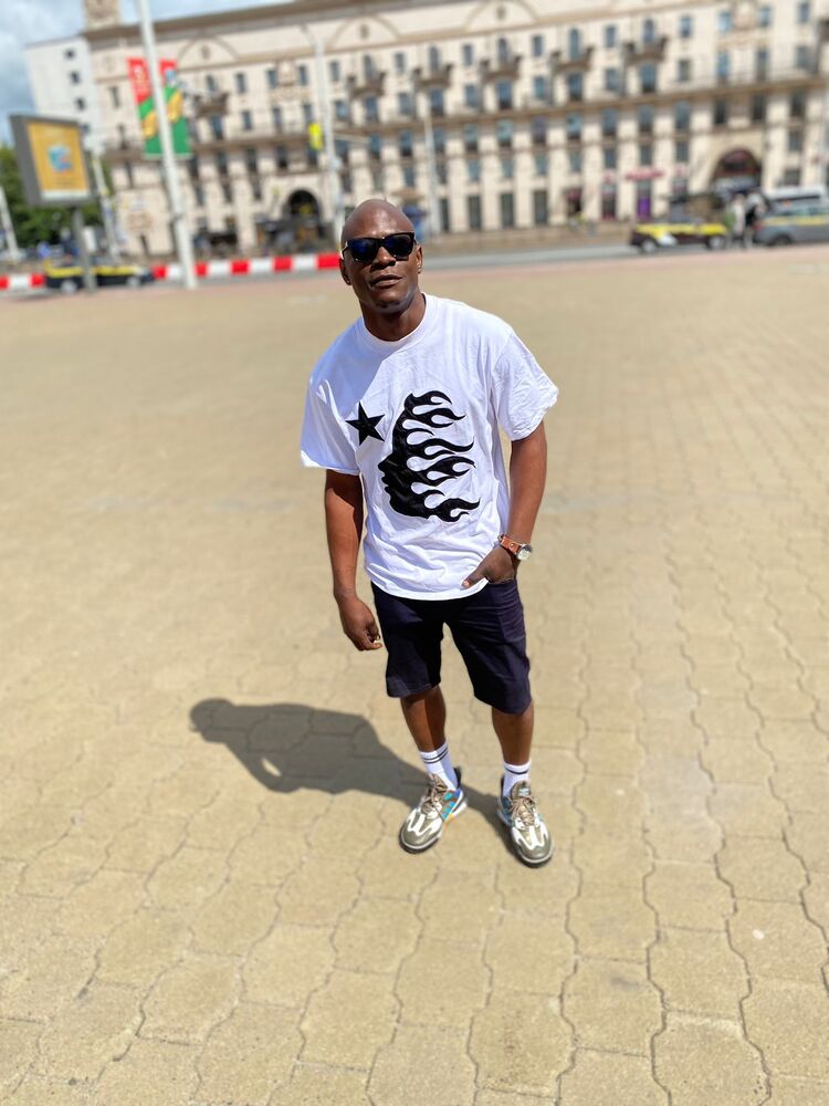  52415811  Bleck, 27 ,    