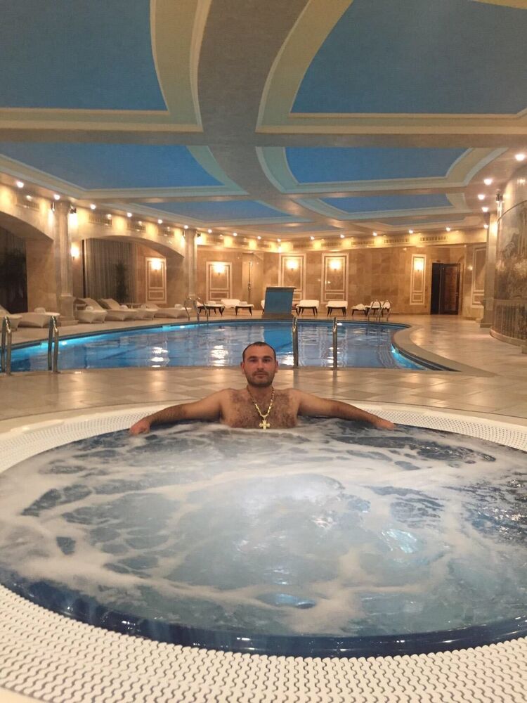  24226471  Narek, 33 ,    