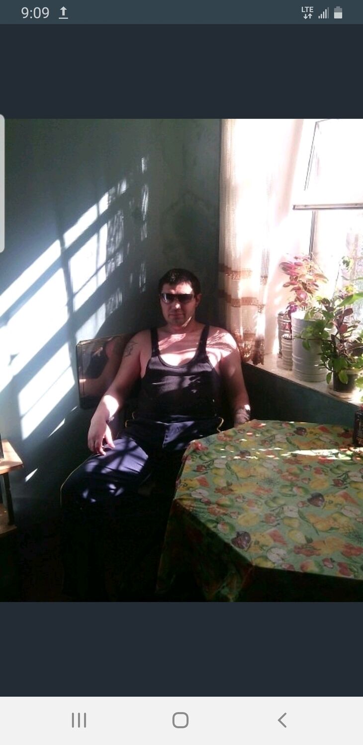 31448201  Mikhail, 41 ,    