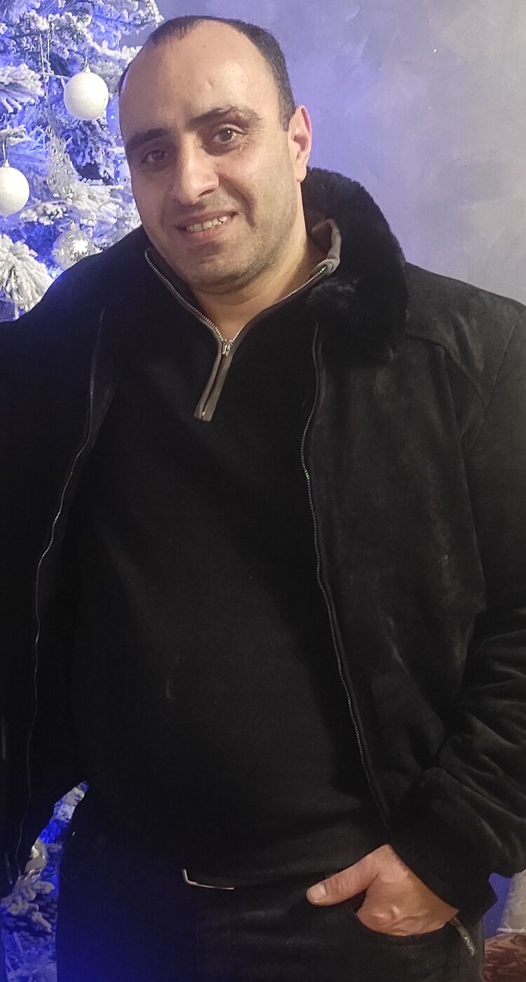  41960821  ARTUR, 39 ,    