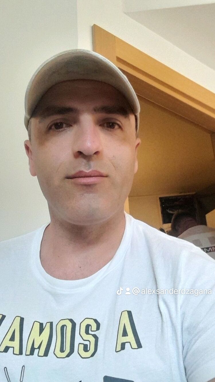  47169751  Alexander, 42 ,    