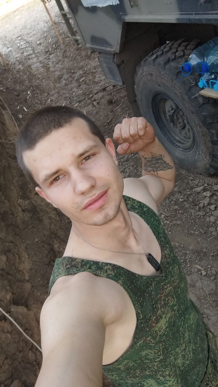  48417461  Alexander, 25 ,    