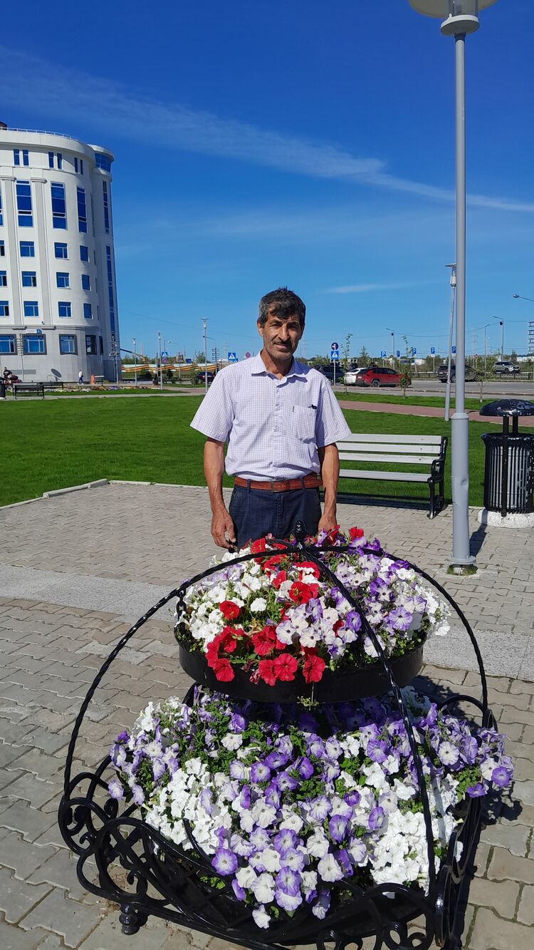  44042351  Tuncay, 53 ,    