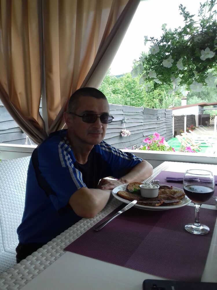  16927501  Roman, 52 ,    