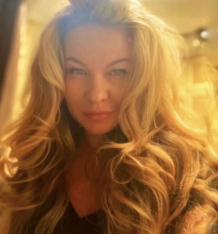  54311191  Elle, 47 ,    