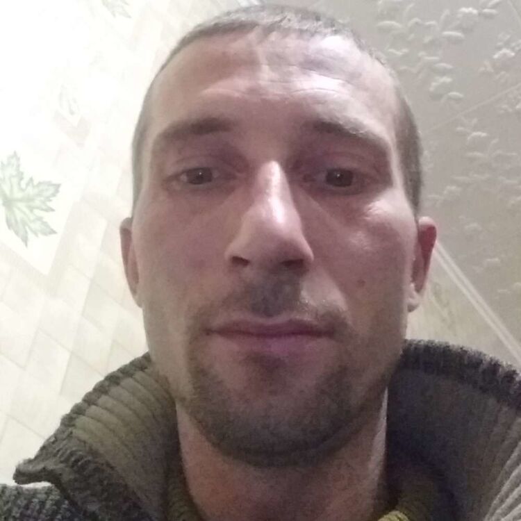  18584141  Viktor, 40 ,    