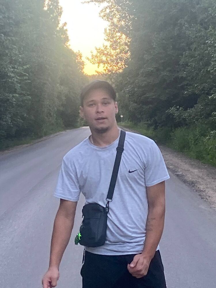  48332721  Matvei, 19 ,    