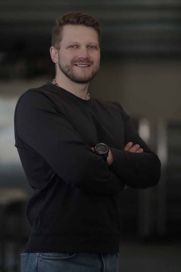  ,   Viktor, 38 ,   ,   