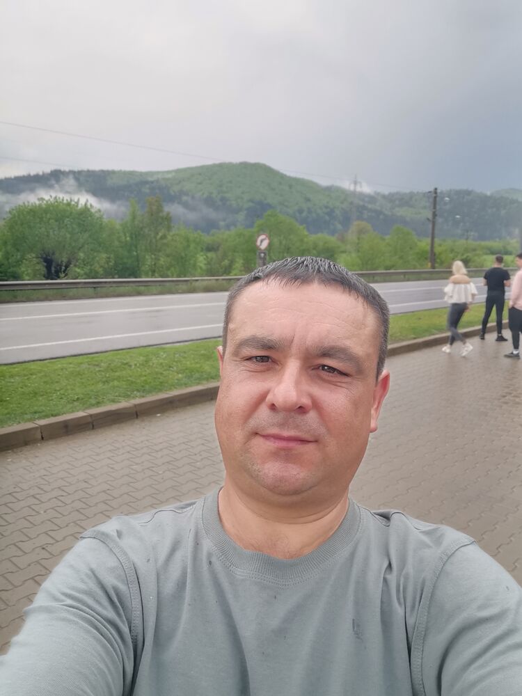  27810491  Adrian, 44 ,    