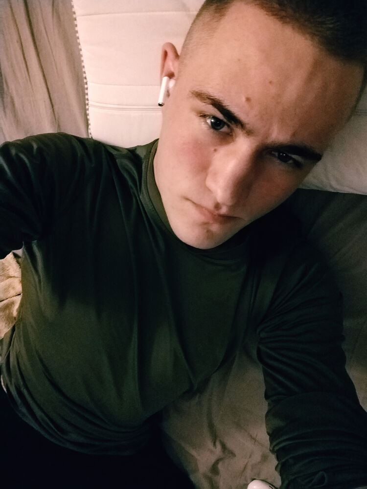  42000691  Viktor, 22 ,    