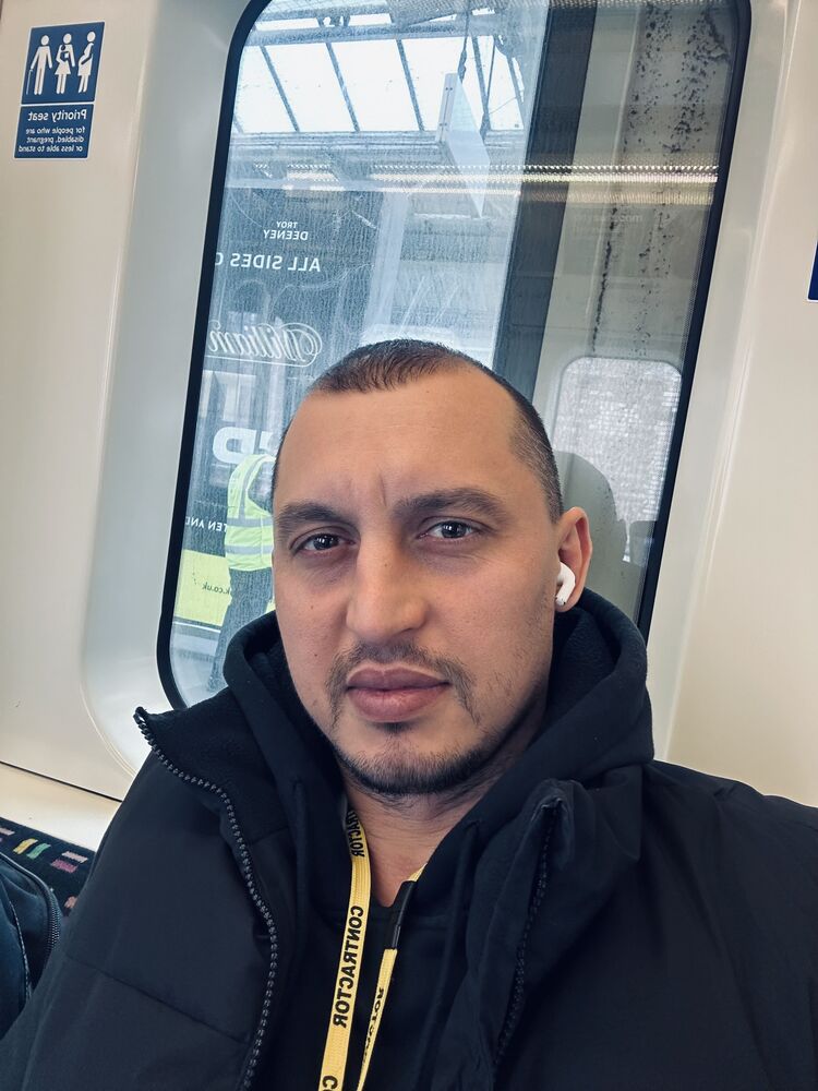  48411511  Roma, 36 ,    East Ham