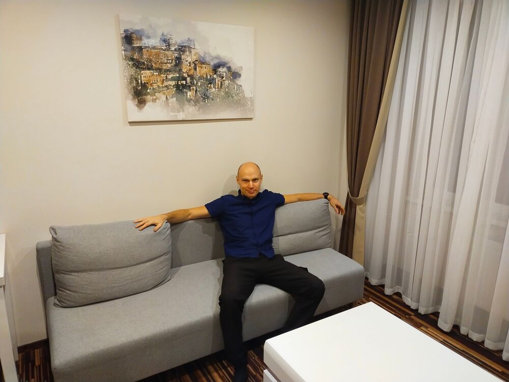  32513831  Artur, 36 ,    -