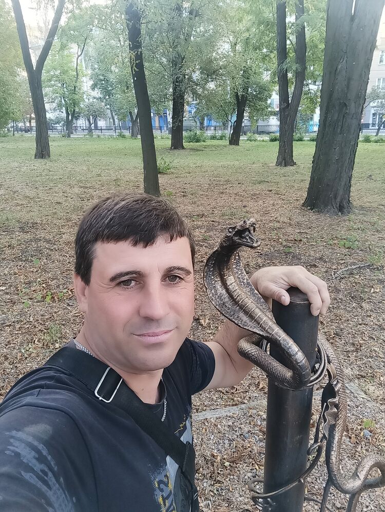  40715491  Evgenii, 44 ,    