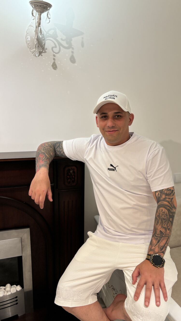  42812491  Aleksandar, 34 ,    