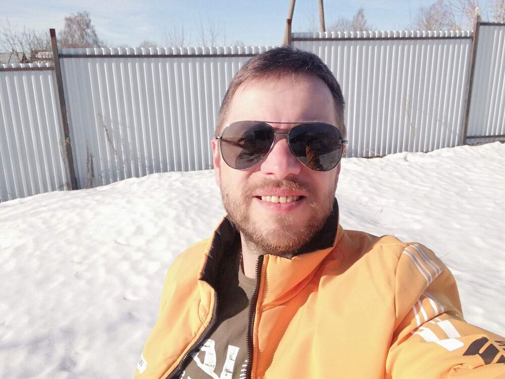  46137761  Pavel, 42 ,    