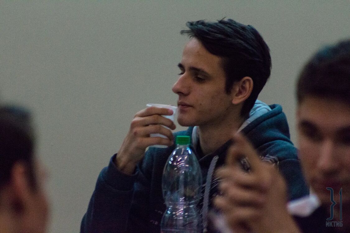  28142431  Denis, 24 ,    