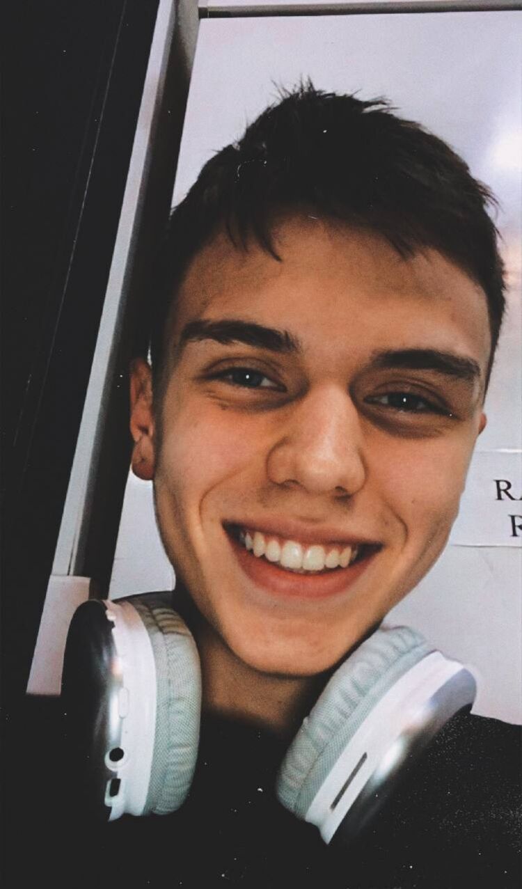  54338371  Anton, 21 ,    