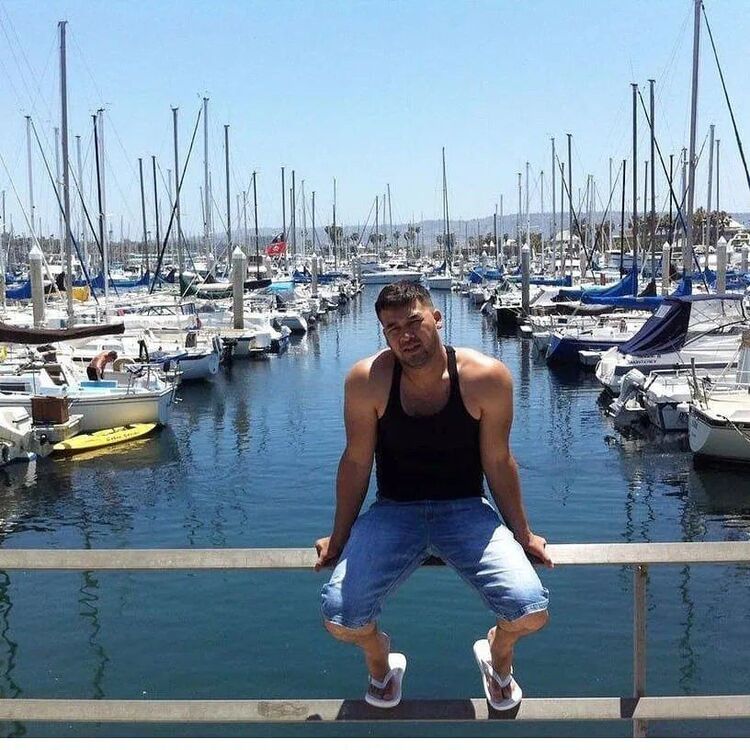  42496291  Jon Uoker, 44 ,    
