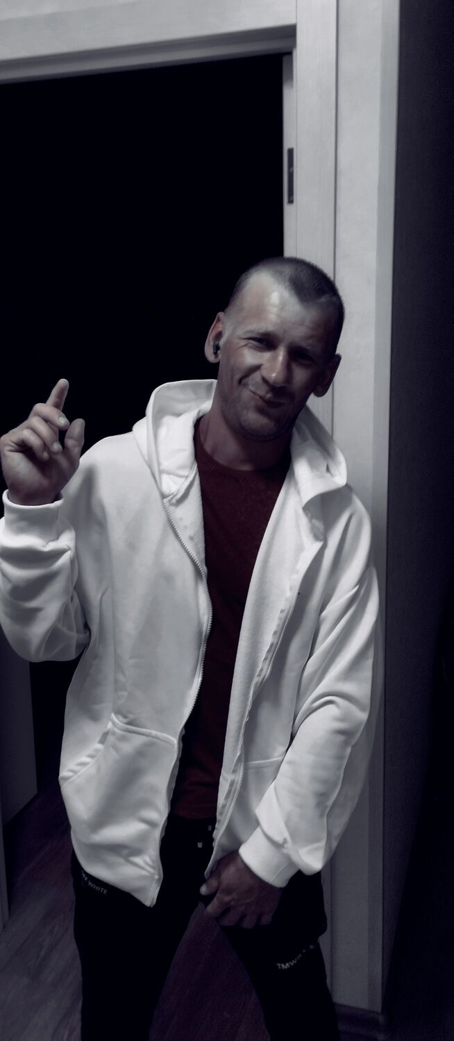  46299331  Roman, 34 ,    